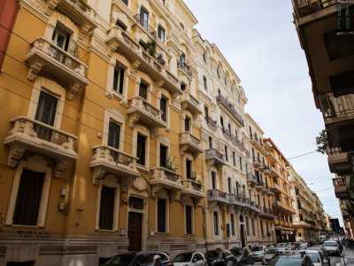 Proseguiamo su via Imbriani verso sud per trovare sulla nostra destra due maestosi fabbricati �gemelli�